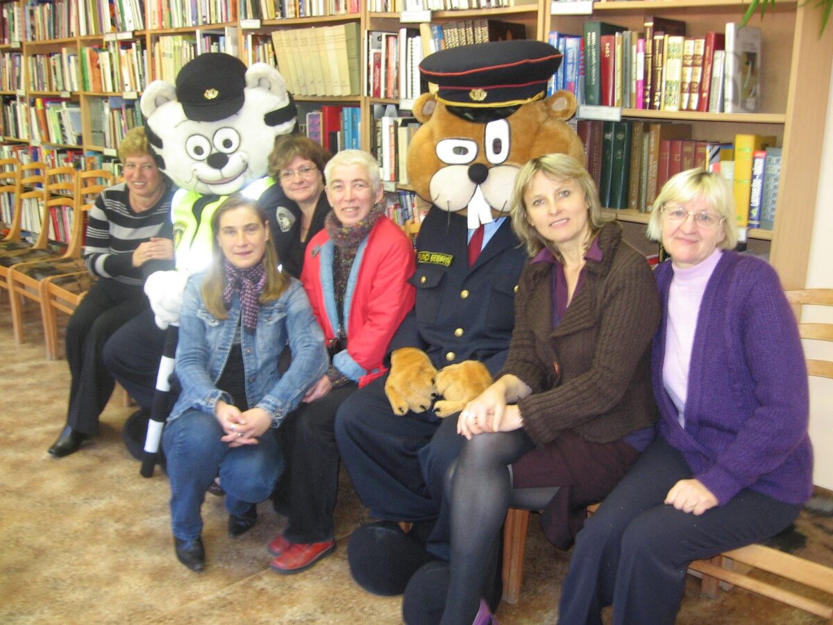 Bibliotekas_darbinieku_kolektivs_dazados_laika_periodos_2.jpg