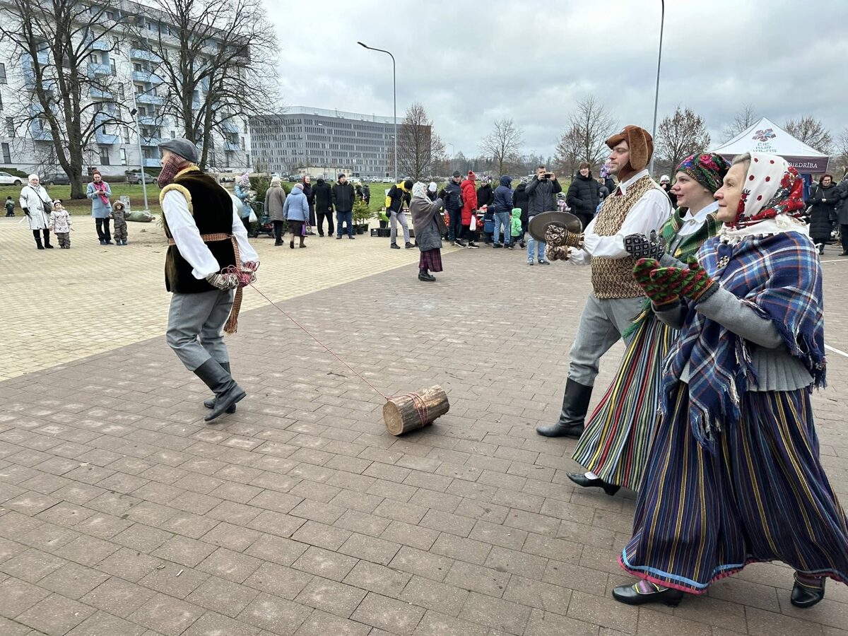 Ziemas_saulgriezi_Ciekurkalna_krustceles_6.jpg